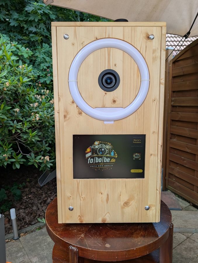 Die Fotobox aus Holz mit Ringlicht, Kamera und Touchscreen